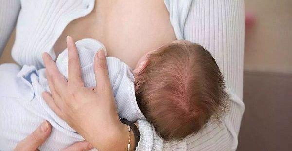 新生儿吃奶过量的信号是嘴角溢奶吗？