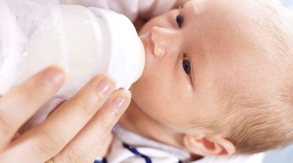 宝宝吃奶出汗不一定是缺钙，这4点或许是真正原因