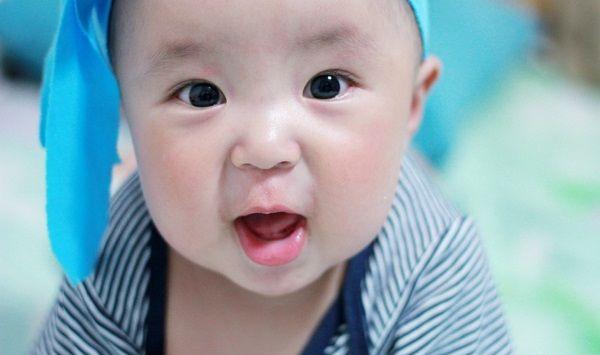 新生儿吐奶严重程度分3级，吐泡泡、呕吐物淡红色大不同