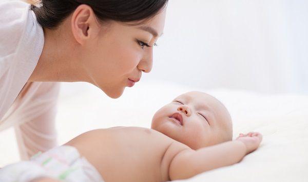 新生儿睡醒吐奶只是冰山一角，挣扎憋劲伸懒腰也可能会吐！