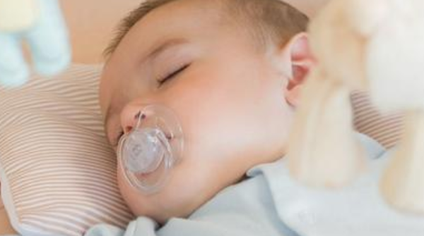 宝宝睡觉总是哭闹是出牙烦躁期吗，有什么妙招缓解？