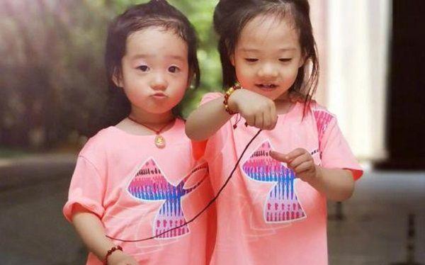 杨威晒4岁二胎女儿正脸照，双胞胎姐妹长相却截然不同