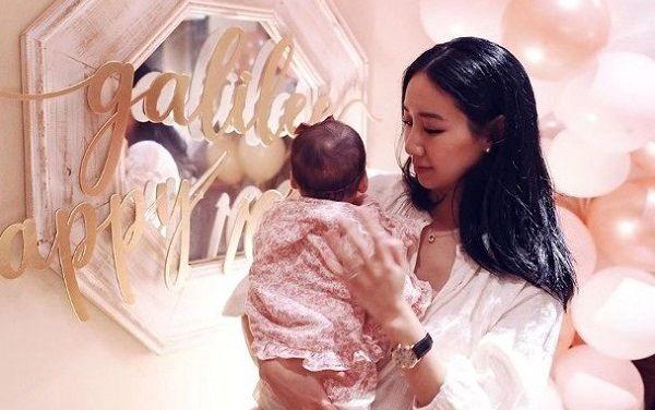 香港歌手吴雨霏公布二胎产女，举办百日宴现场布满鲜花