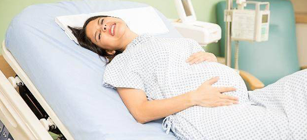 孕妇分娩采取什么卧床姿势能减轻阵痛加快开指？