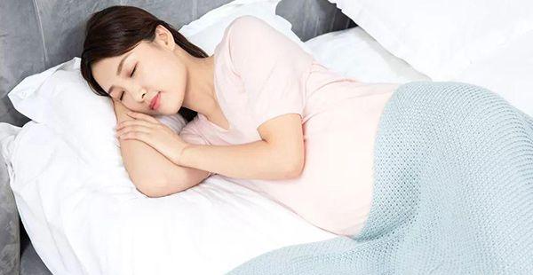 胎位为左枕前位，孕晚期适合什么睡姿？