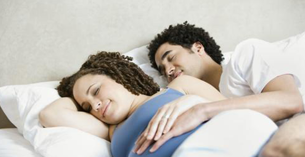 脐带绕颈用这3种睡姿，不到一周轻松解开！