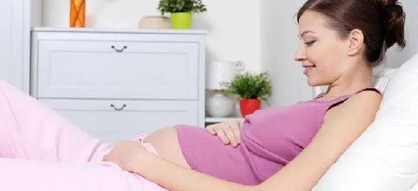胎盘前壁是不是隔着肚皮都能摸到宝宝很硬？