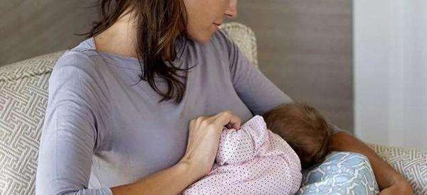 新生儿晚上边吃边睡是因为母乳不足吗？