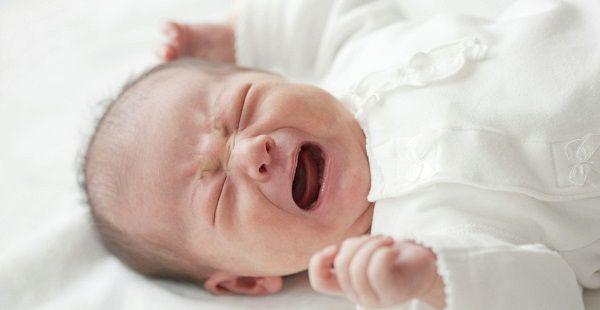 两个月婴儿打了脊灰后晚上不睡一直哭闹是怎么回事？