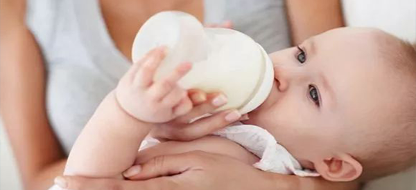 育儿男神崔玉涛轻松让宝宝吃奶瓶的妙招什么？