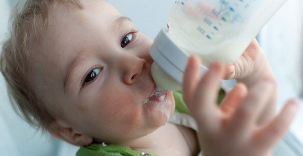 婴儿奶瓶使用时间切勿过长，注意更换频率否则易长蛀牙