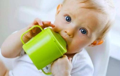 奶爸给新生儿温奶的正确方法是什么？