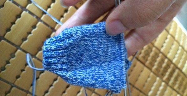 谁有适合0到1岁婴儿穿的手工袜编织方法？