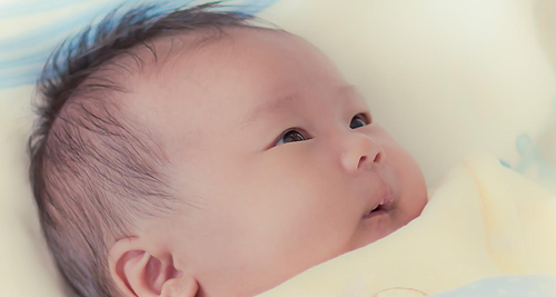大头婴儿的初期症状有哪些？在几时开始？
