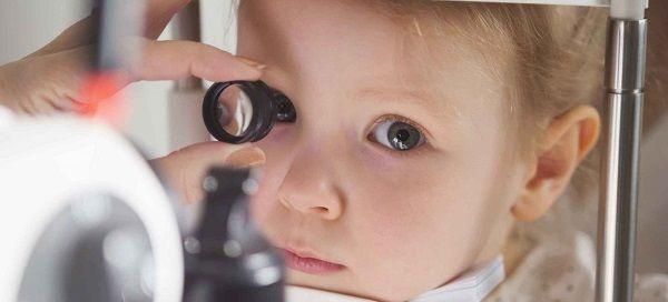 纠正婴儿对眼先别着急，眼科医生教你3招鉴别法