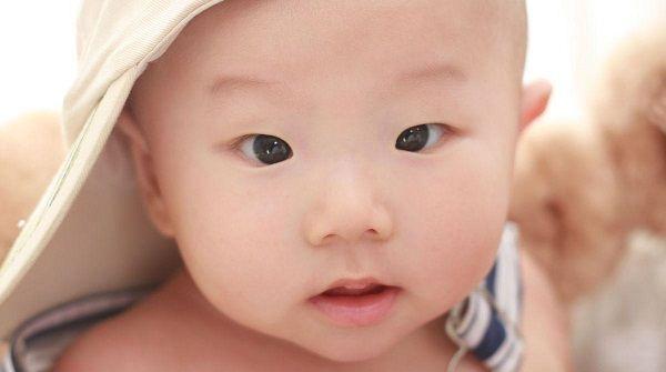 9个月婴儿斗鸡眼可能是内斜视，这3大方法快速矫正