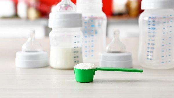宝宝奶粉分段大有学问，科学转奶法用这两招