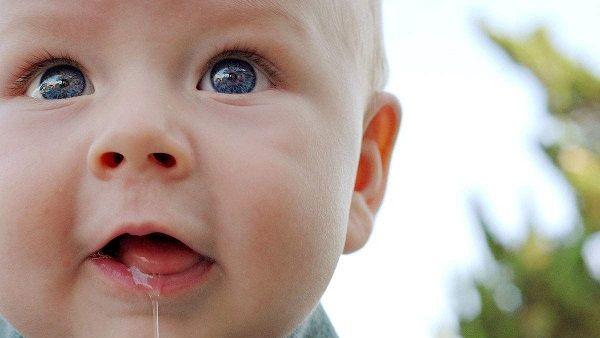 婴儿经常流口水当心是脾虚，耽误治疗后果很严重