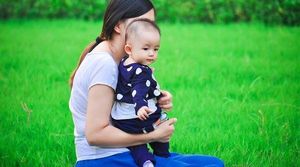 金牌月嫂讲解婴儿日光浴的正确姿势，用对方法才有效果