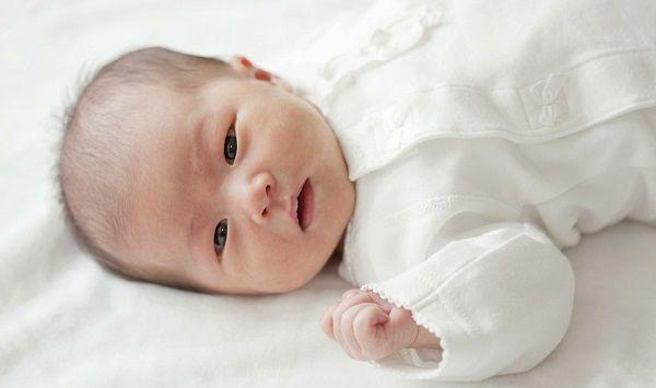 新生儿保持一个睡姿有危害，如何调整和多久更换要知道