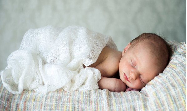 新生儿正确睡姿图片教学！为你解读怎么睡才最好