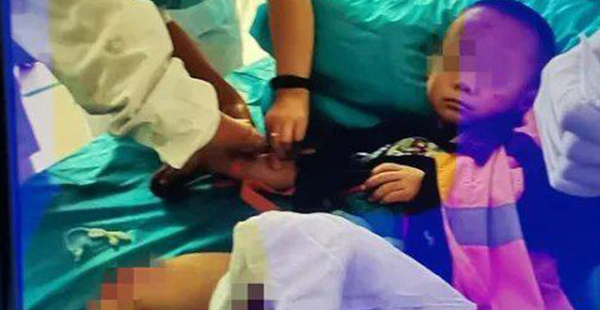 陕西6岁男童被火车撞伤截肢，儿童安全意识真的很重要