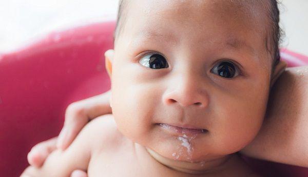 宝宝呛奶有4大表现，常常出现咳嗽、嗓子有痰的症状