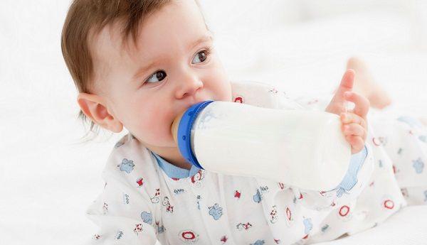 宝宝呛奶从鼻子流出来很危险，3条方法告诉你怎么办
