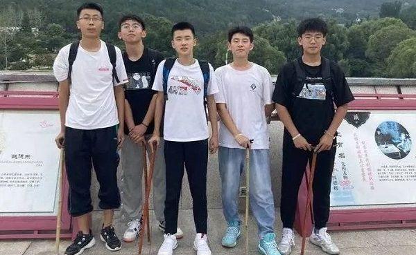 5学生搭人桥抬男孩上泰山，这群少年未来可期！