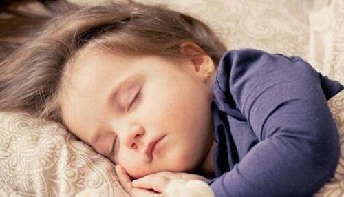 孩子皮下水肿、睡眠不好是因囟门发育不良引起的疾病吗？
