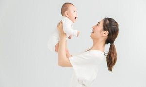 新生儿吐奶多久好不一定，但正确的喂养姿势可让他少吐奶