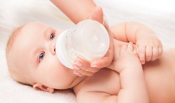 新生儿吃没吃饱都可能吐奶，吃奶过量有3个表现