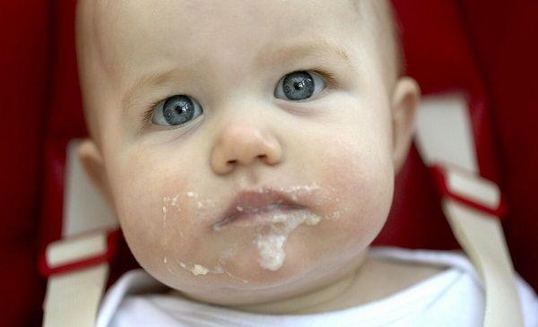 勿虑！35天新生儿吐奶白色豆腐渣、奶块、奶渣状是正常的