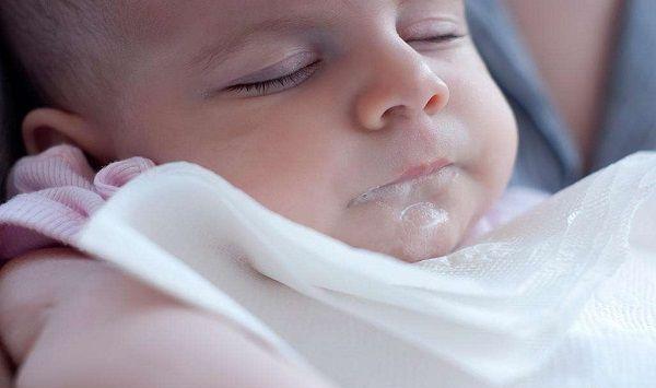 30天新生儿奶吐的厉害可能是这4个原因，大人要适当拍嗝