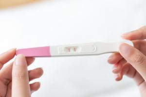 在排卵试纸强阳前同房易生男孩是谣言！附100%生男孩食物清单