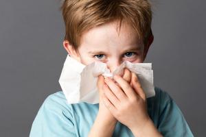 小儿鼻炎的症状都有哪些表现？慢性、急性、过敏性表现症状各有不同