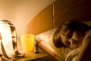 震惊！10岁男孩开灯睡觉骨龄发育慢4年，原来开灯睡觉的危害有这么大