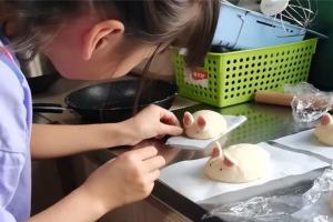头条资讯：9岁女孩暑假承包家中一日三餐，六招教你培养好孩子的自主能力