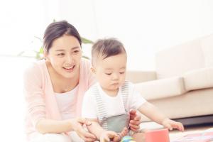 小孩发烧要不要去看医生？要，但小孩发烧尽量不要马上看医生