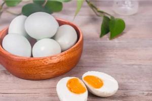 哺乳期可以吃咸鸭蛋吗？建议还是少吃为宜
