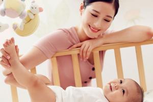 婴儿吐奶严重往外喷奶怎么办？婴儿吐奶解决办法分享
