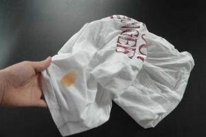 衣服上油渍去除小窍门，分享这5招，新旧油渍轻松洗干净