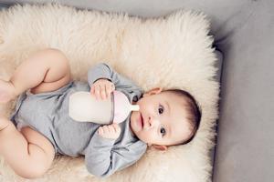 母乳喂养多长时间断奶合适？不是6个月也不是一岁，原来是这个时间