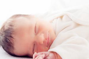 怎样防止新生儿头睡偏?5个妙招简单应对，记住纠正要趁早