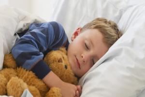小孩睡觉磨牙是怎么回事？6个原因家长需引起注意
