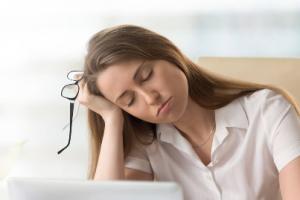 年轻女性嗜睡是什么病的前兆？嗜睡要怎么解决？