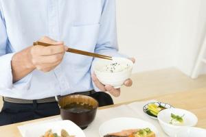 晚上应该少吃这五类食物，否则会失眠甚至健康受威胁