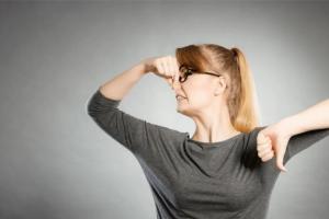 健康指南：女性放屁奇臭预示3种疾病，看完你就明白了