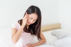大姨妈一来就会一直拉稀痛经是怎么回事-原来是病 得治！