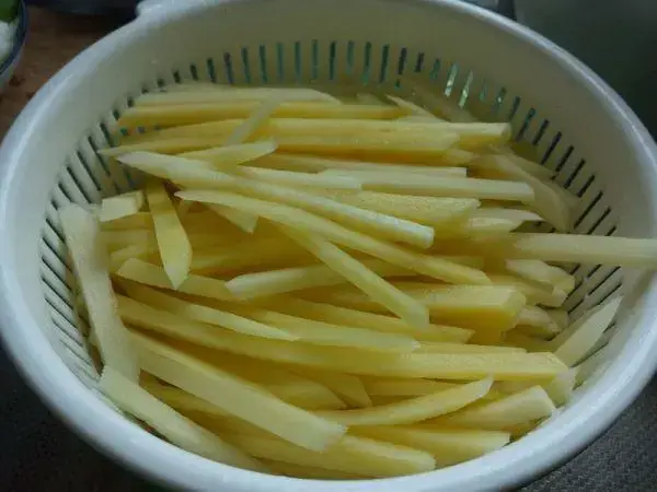 宝宝手抓食物的好处是什么